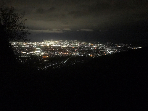 キャンプ中の夜景の写真