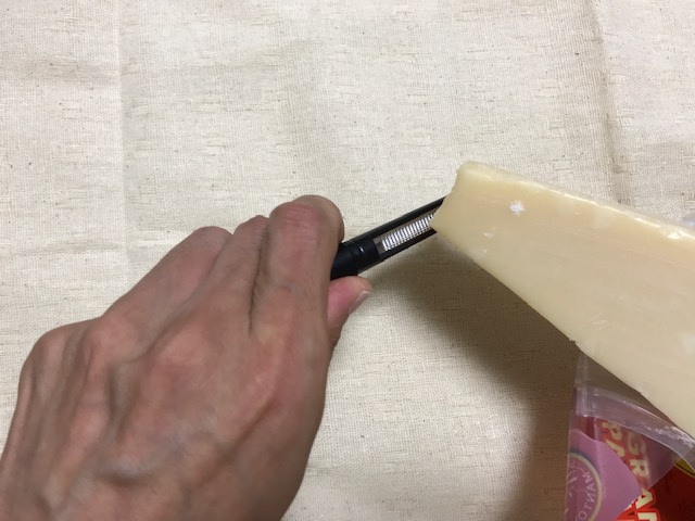 爪王でチーズを削っているところの画像